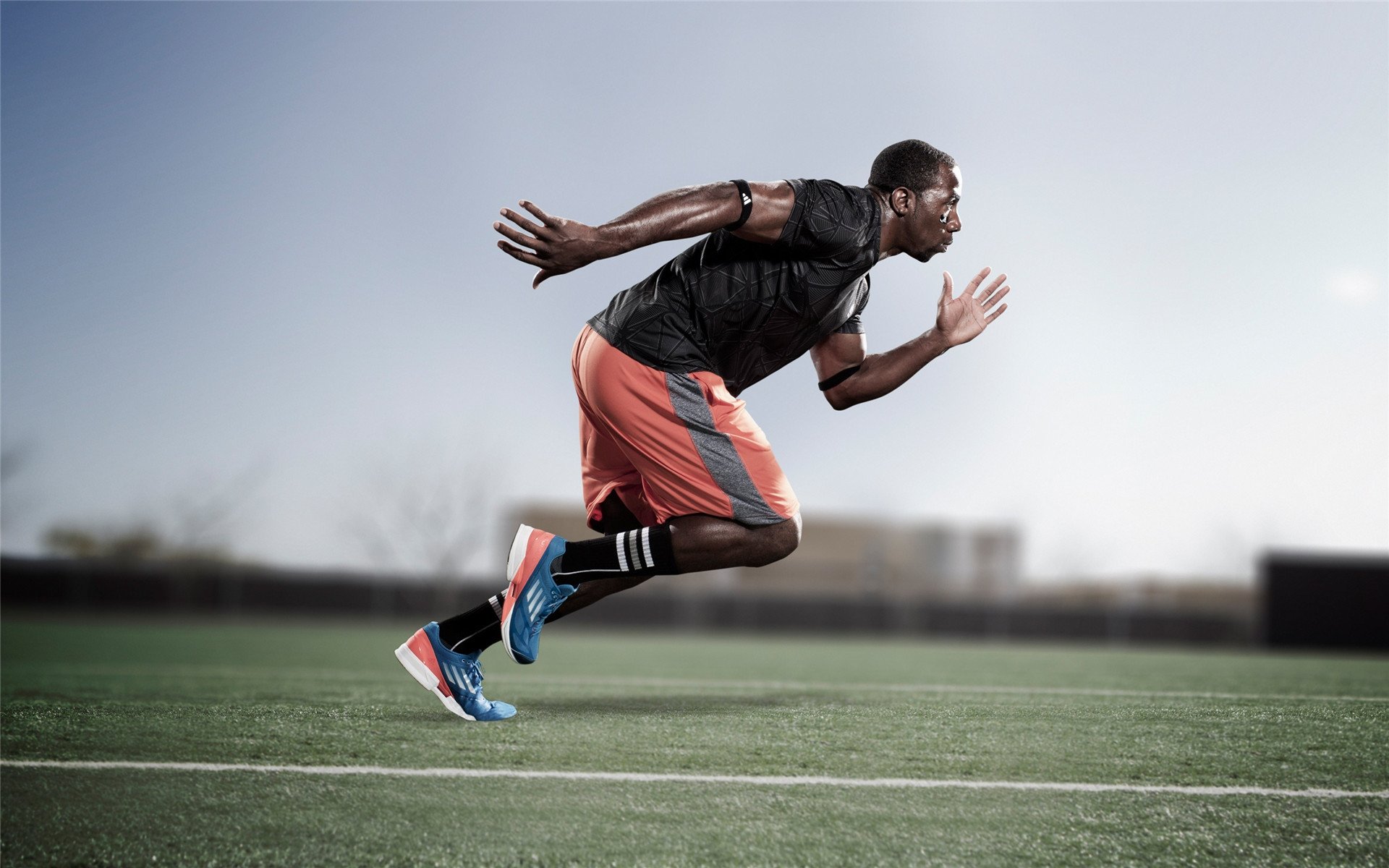 德甲争冠战之夜，詹姆斯完成里程碑，当足球的喧嚣遇见篮球的孤寂