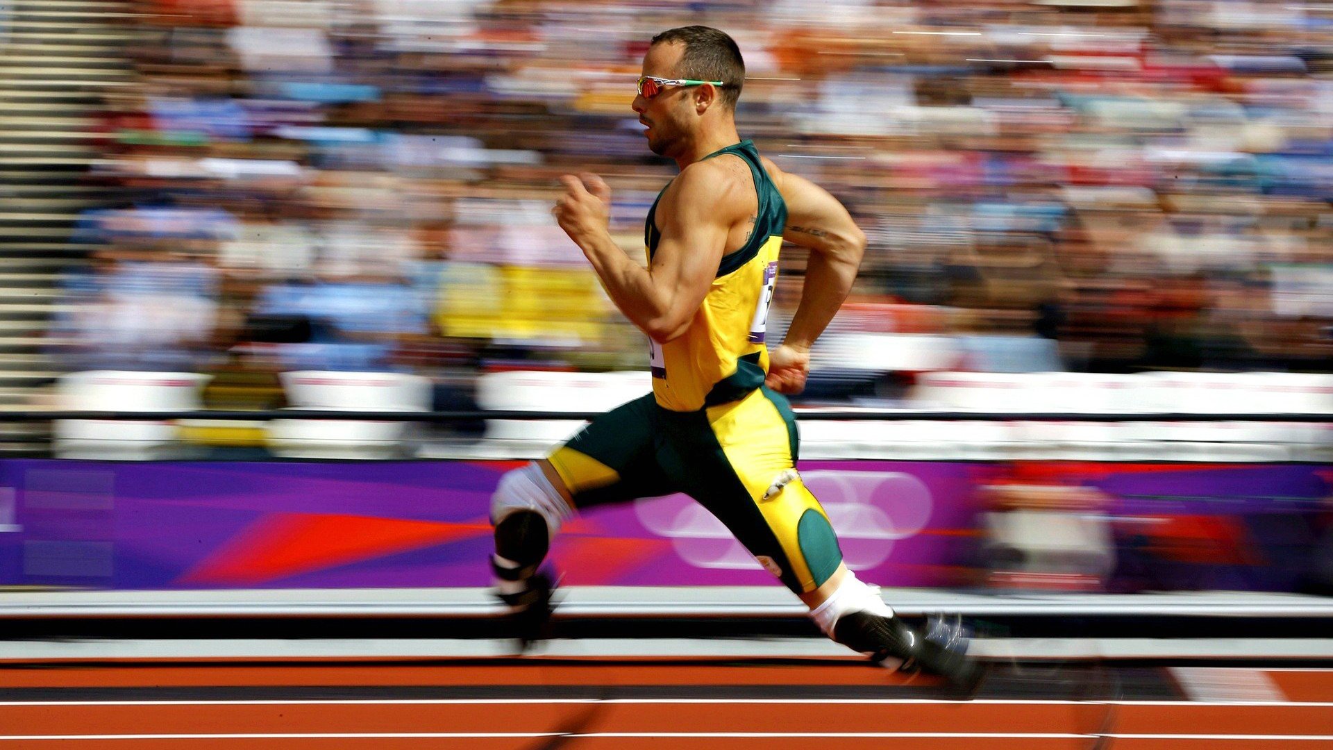 新疆队稳稳拿下篮网，福克斯在F1新赛季揭幕战接管比赛，当东方坚韧遇上西方极速