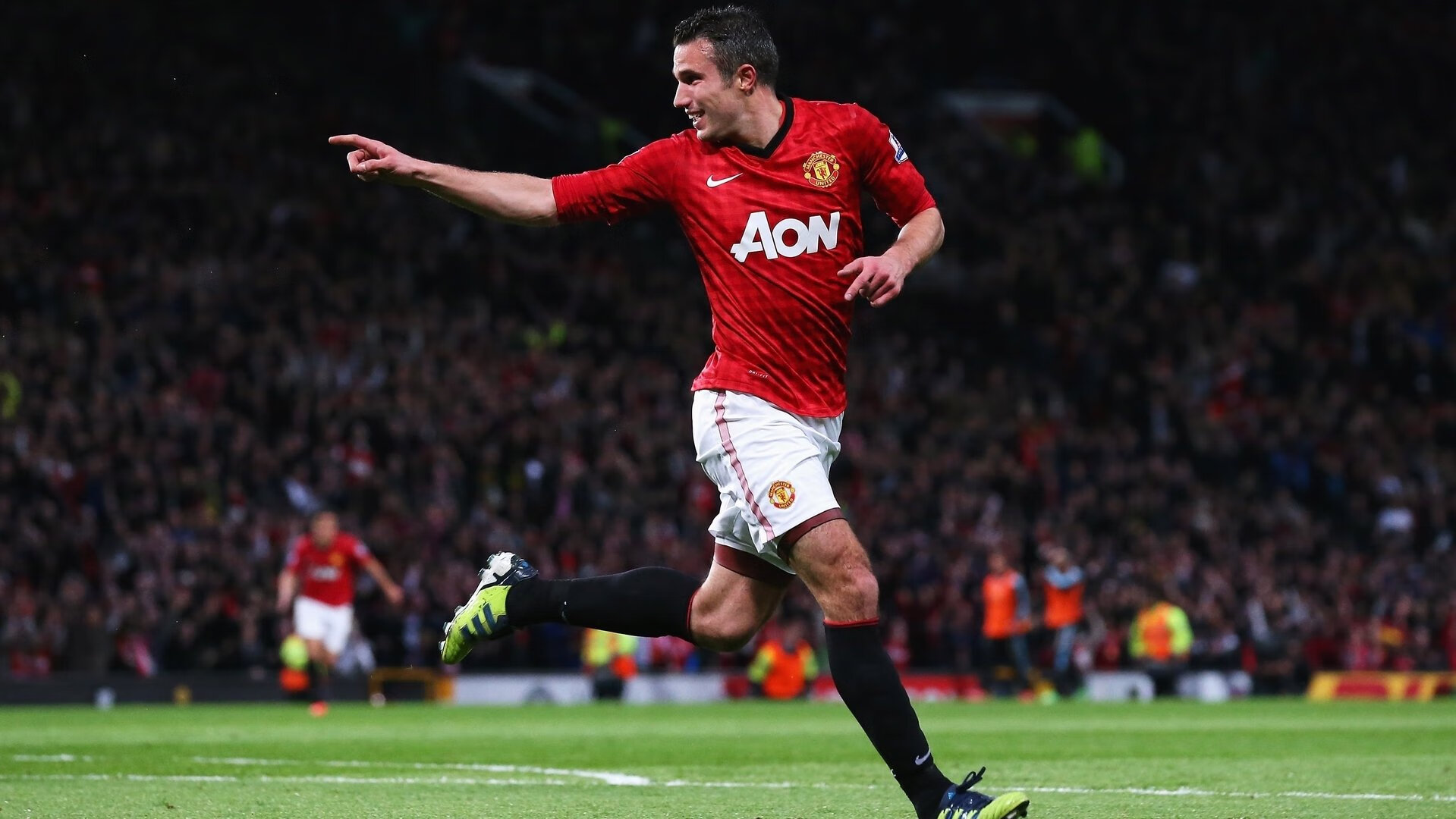 欧冠淘汰赛焦点战，黄蜂逆转老鹰，绝境中绽放的足球史诗